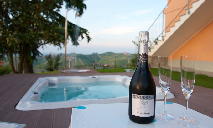 Barbaresco Villa | Exceptional Villa in Barbaresco with Jacuzzi & Scenic Terraces