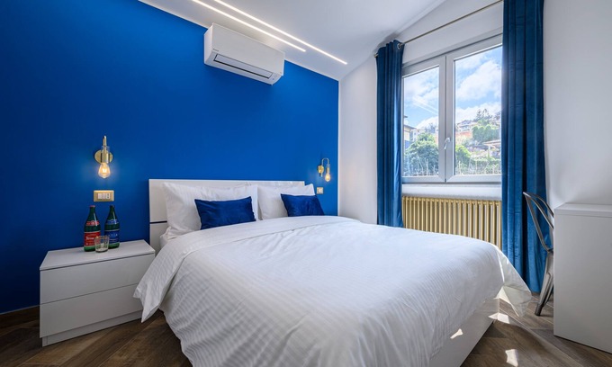 Quarto Apartment | Cozy Villa In Bed Blue Suite with Scenic Balcony Views