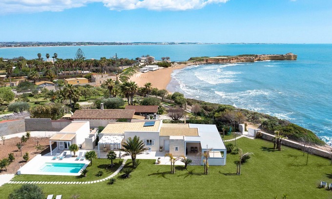 Ispica Villa | Villa in Casa Di Natale with 4 bedrooms sleeps 8