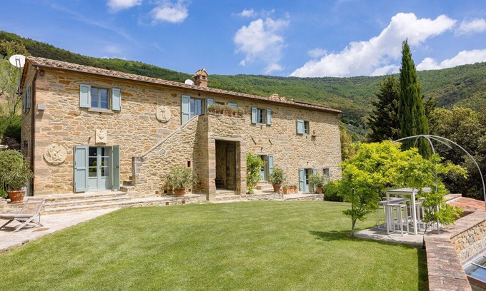 Cortona Villa | Elegant Villa in Cortona: 4 Bedrooms, Private Pool & Spa