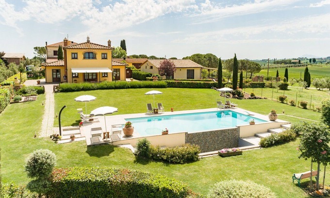 Creti Villa | Spacious Villa in Creti with Pool and Lake Views