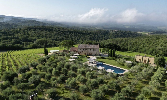 Castellina in Chianti Villa | Elegant Villa in Fioraie with Pool and Spa for 19 Guests