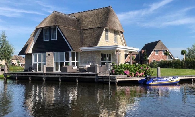 Delfstrahuizen Villa | Idyllic Villa with Sauna by Tjeukemeer - 4 Star Retreat