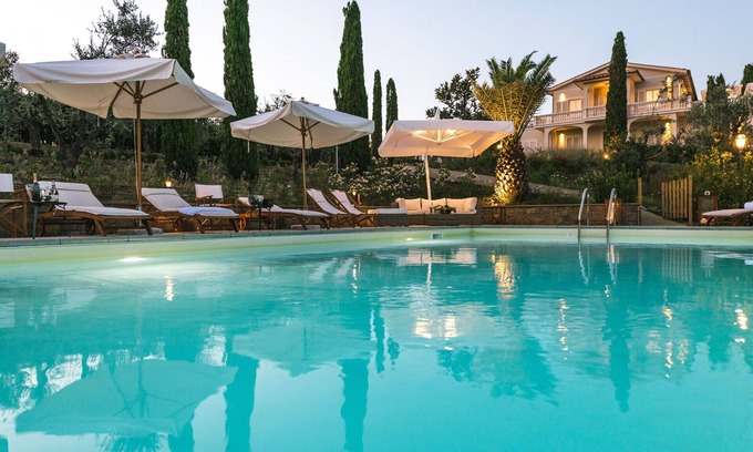 Vinci Villa | Spacious Villa in La Chiesa Collegozzi with Pool & 8 Bedrooms