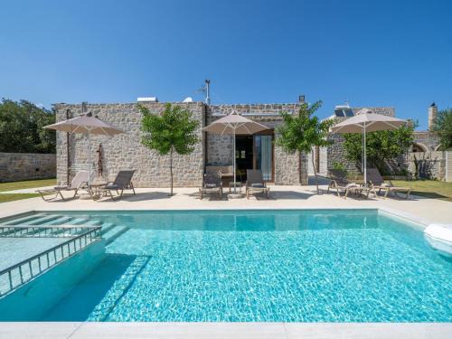 Monopari Villa | Villa in Koxare with Private Pool & Garden