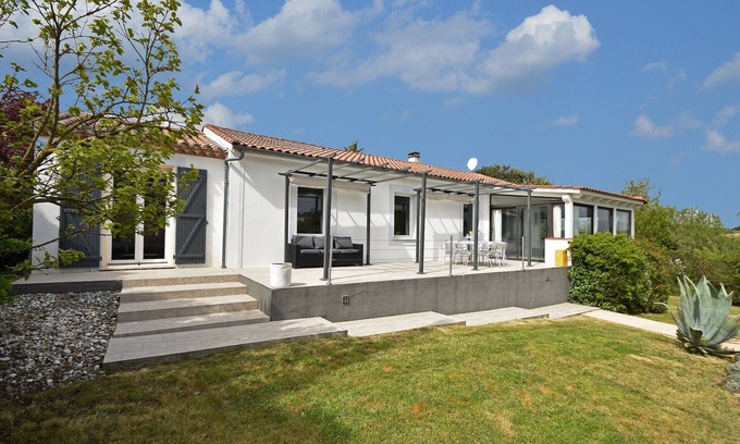 Malves-en-Minervois Villa | Inviting Villa with Pool Near Carcassonne, Ideal for Families