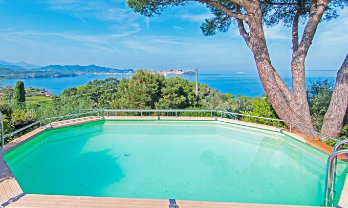 Magazzini Villa | Family-Friendly Villa in Magazzini with Oceanfront Pool