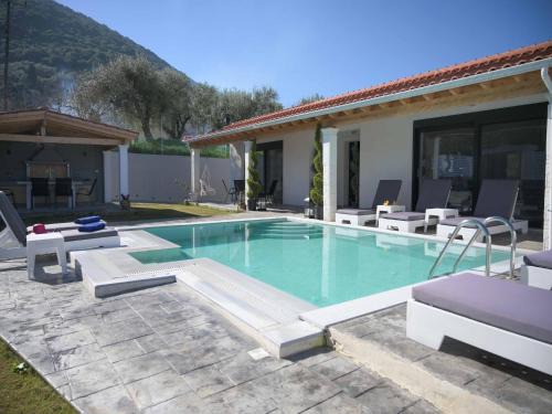 Notos Villa | Villa in Messonghi with Pool and Sea Nearby