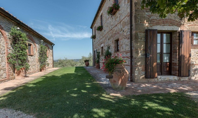 Montepulciano Villa | Elegant Villa in Montepulciano: 7 Bedrooms & Private Pool