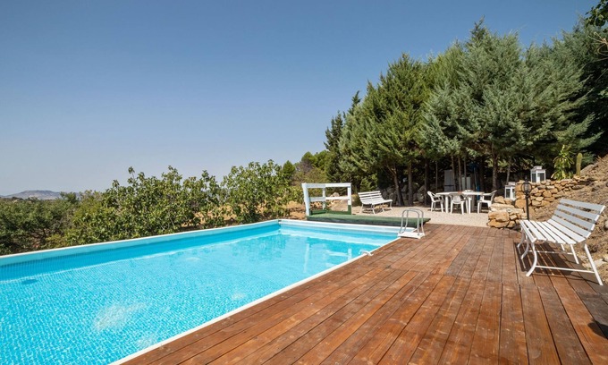 Nissoria Villa | Discover Belvilla by OYO: Modern Villa with Pool in Nissoria