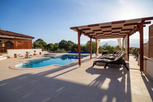 Nova Sela Villa | Elegant Villa in Omiš with Heated Pool & Exceptional Rating