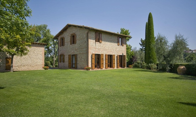 Palaia Villa | Perfect Villa in Palaia: 4 Bedrooms, Pool & Pet Friendly