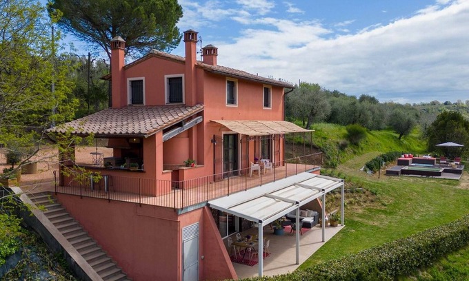Palaia Villa | Beautiful Villa in Palaia with Pool, Hot Tub & Ocean View