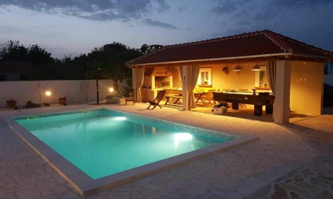 Pridraga Villa | Relaxing Villa in Pridraga with Pool & Jacuzzi for 5