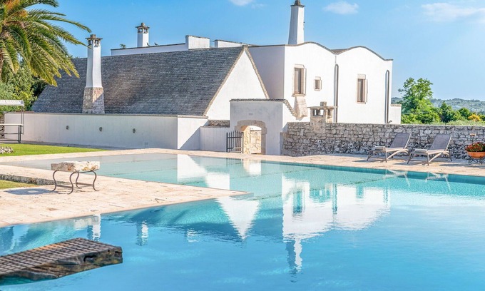 Putignano Villa | Spacious Villa in Putignano with Pool and Spa Amenities