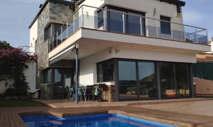 Calella House | Relaxing Villa with Pool in Tranquil Setting for Holidays