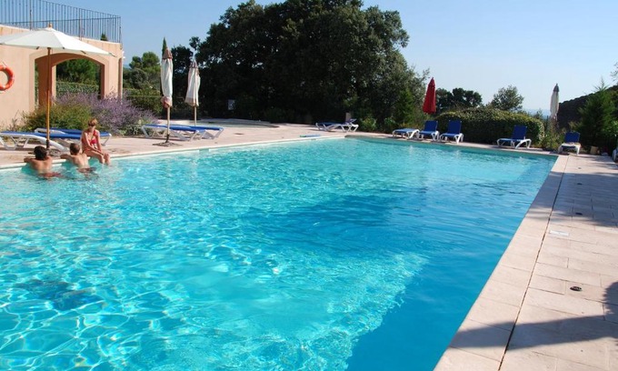 Saumane-de-Vaucluse Villa | Serene Villa in Saumane de Vaucluse with Garden & Pool