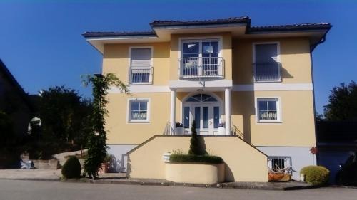 Zaberfeld Apartment | Elegant Villa by Seenahe Badesee with Breakfast Included