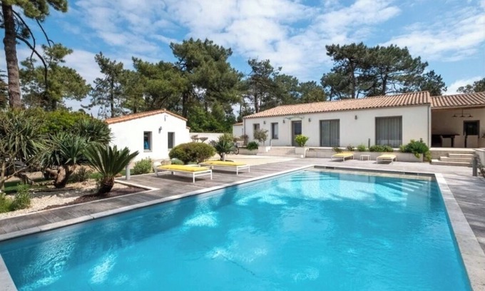 French Atlantic Coast Villa | Villa in the heart of the pine forest with heated pool, close to beaches.