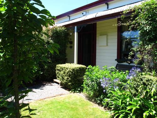 Martinborough House | Discover Villa in the Vines: 4-Star Guest Favorite