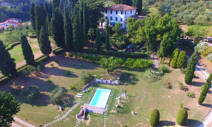 Uzzano Villa | Inviting Villa in Uzzano with Private Pool & Spa, Sleeps 10