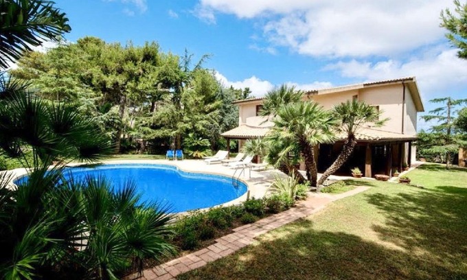 Valderice House | Relax at Belvilla by OYO Villa Vittoria - Family-Friendly Stay