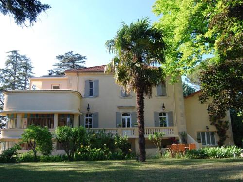 Valreas House | Elegant Villa with Pool and Garden for Friends' Getaway