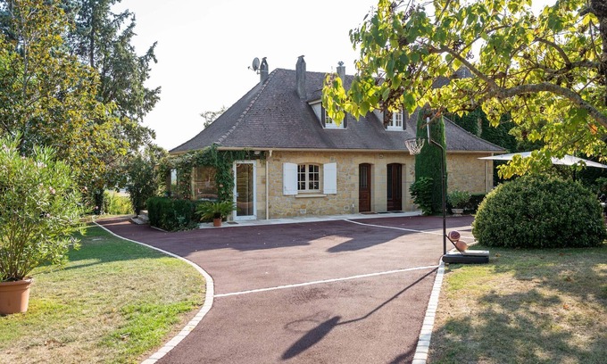 Velines Villa | Enchanting Villa with Private Garden in Vélines - 10/10 Rating