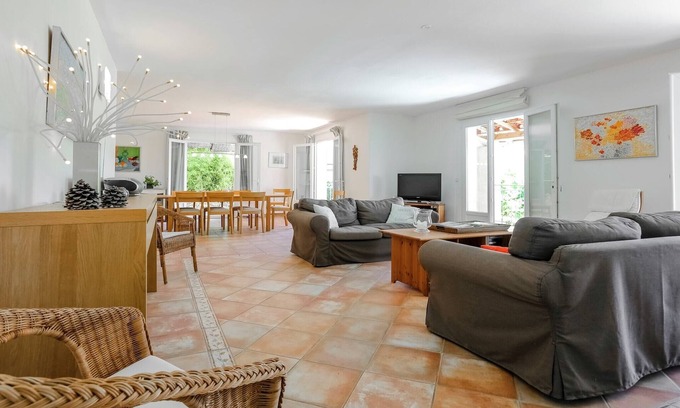 Vidauban Villa | Relaxing Villa Retreat with Private Pool and Breakfast