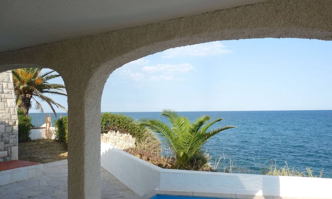 Vinaros House | Cozy Belvilla by OYO Cupedo with Oceanfront Pool Access