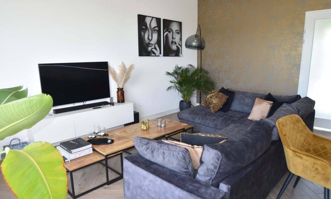 Zeewolde Villa | Stylish Zeewolde Villa with Private Terrace and Breakfast