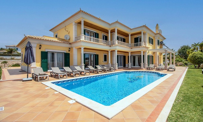 Vale de Parra Villa | Villa Iris: 5 Bedrooms with Private Pool & Spa in Galé