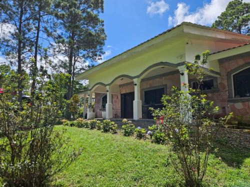 Valle de Angeles House | Villa Isabel: Family-Friendly Retreat with Pet Access