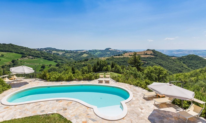 Montefelcino Villa | Villa Ise: Poolside Retreat with Scenic Views in Montefelcino