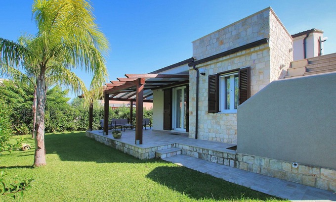 Piana Calzata Villa | Cozy Villa Tulipano: Garden, Ocean View & Near the Sea