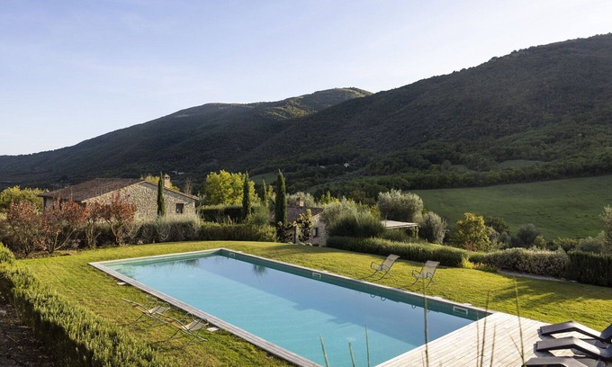 Montelovesco Villa | Spacious Villa in San Giovanni Del Pantano with Pool