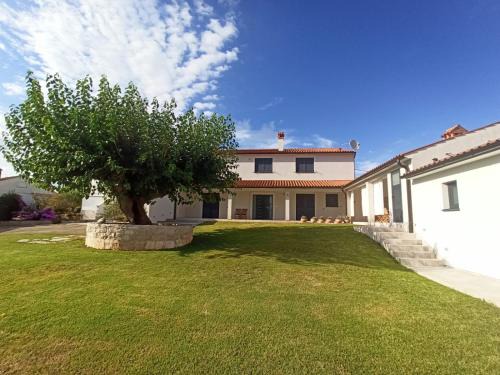 Medulin Villa | Discover Villa Ivana: 4-Star Retreat with Hot Tub & More
