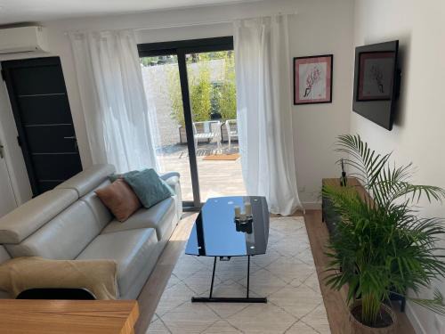 Meyrargues House | Elegant Villa with Jacuzzi, Pool & Ocean Views Near Aix