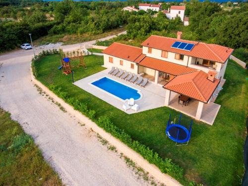 Nedescina House | Discover Villa Jadran: 4-Star Hotel with Pool & Kitchen