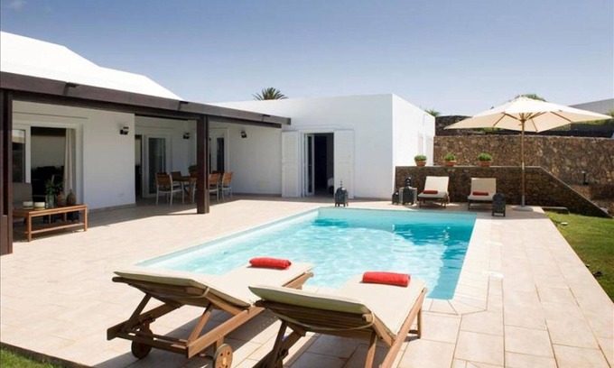 Los Mojones Villa | Villa Janubio: 4-Bedroom Oasis Near Puerto Del Carmen
