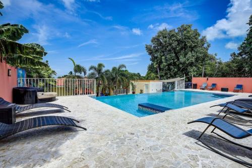 Playa Fortuna House | Villa Jardin - Infinity Pool and Backyard Oasis