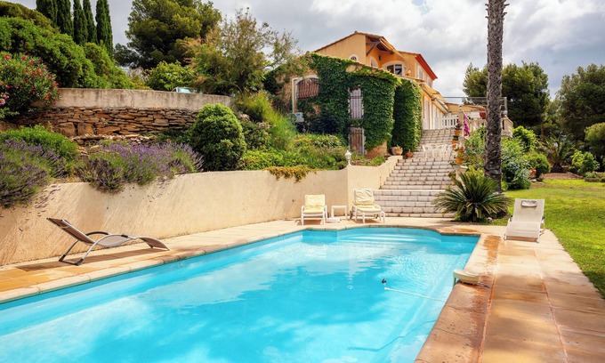 La Cadiere-d'Azur Villa | Villa 'Jas De Clare': Oceanfront Retreat with Modern Amenities