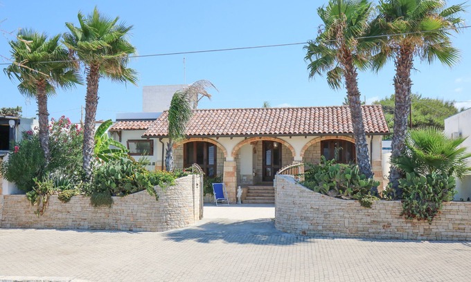 Posto Rosso Villa | Oceanfront Villa Jinette: Guest Rated 9.4/10 with Pool