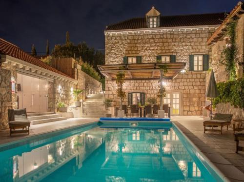 Mocici Villa | Villa Joe: 4-Star Oceanfront Retreat with Spa & Pool