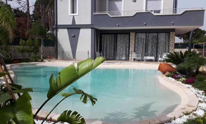 Fontane Bianche Villa | Villa 'Joel': Oceanfront Retreat with Pool and Wi-Fi