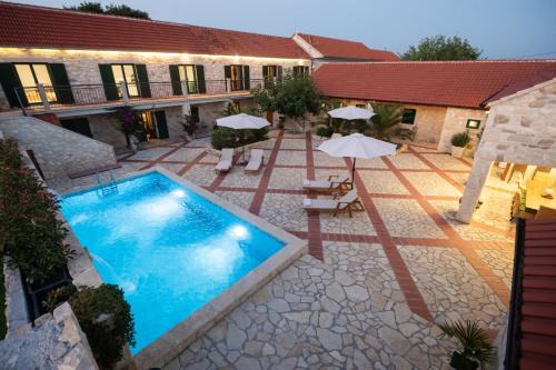 Islam Grcki Villa | Villa Jokic Dvori: Family-Friendly Retreat with Pool