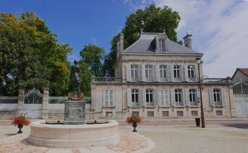 Brienne-le-Chateau Bed & Breakfast | Exclusive Villa Joséphine: Child-Friendly & Guest Rated 9.7