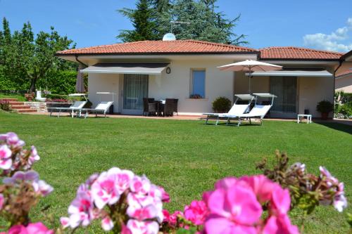 San Felice del Benaco Bed & Breakfast | Villa Josephine: Oceanfront Haven with Pool and Breakfast