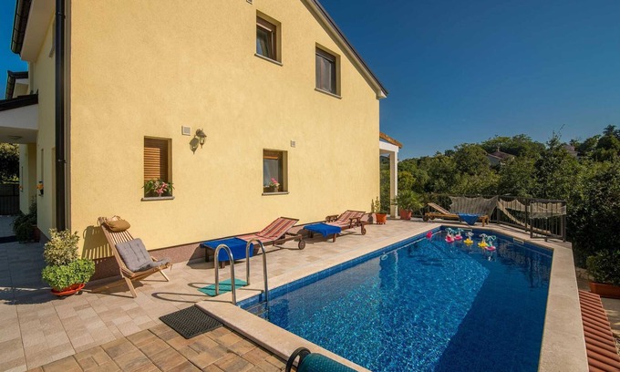 Gabonjin Villa | Villa Josie: Dive into Relaxation with Pool & Terrace
