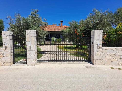 Ormos Panagias House | Villa Joy: Guest Rated 9.9 with Family-Friendly Amenities